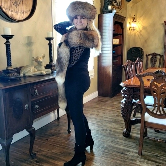 Plush Red/Brown Crystal Fox Fur Wrap and Hat - Picture 3 of 17